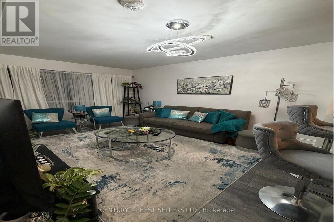 1050 Main St E in Milton, ON - Building Photo