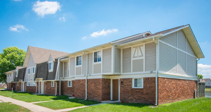 Country Lake Townhomes in Indianapolis, IN - Foto de edificio - Building Photo