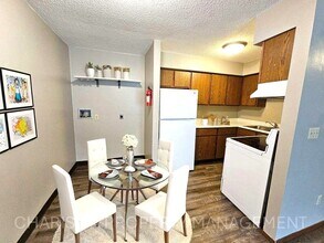 1005 4th St, Unit 10 in Garretson, SD - Foto de edificio - Building Photo