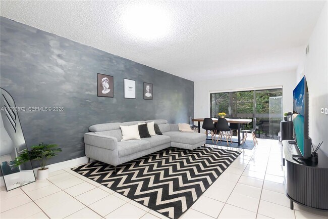 8885 Fontainebleau Blvd in Miami, FL - Building Photo - Building Photo