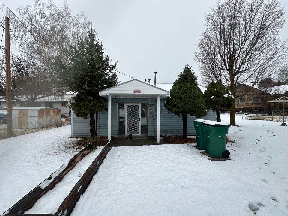 1672 Portland St in Klamath Falls, OR - Foto de edificio