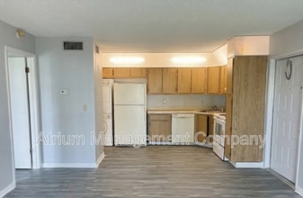 8203 Sun Spring Cir in Orlando, FL - Building Photo - Building Photo