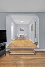 305 W 52nd St in New York, NY - Building Photo - Building Photo