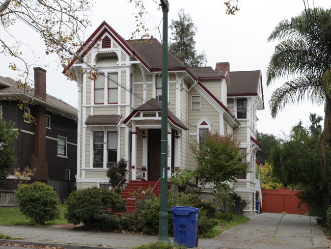 2066 Central Ave in Alameda, CA - Building Photo - Building Photo