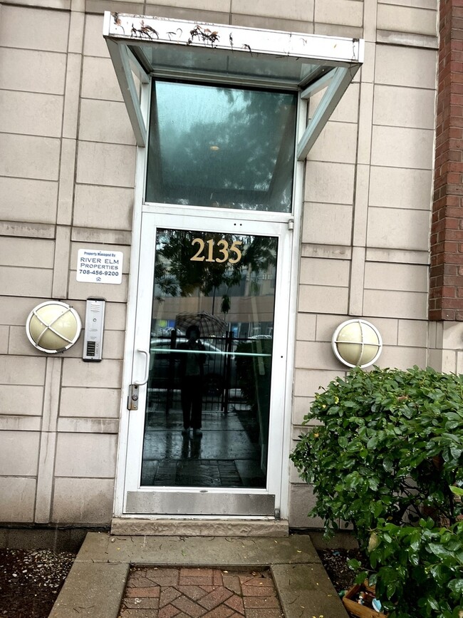2135 N Southport Ave in Chicago, IL - Building Photo - Building Photo