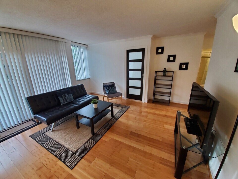 1301 S Arlington Ridge Rd, Unit 209 in Arlington, VA - Building Photo