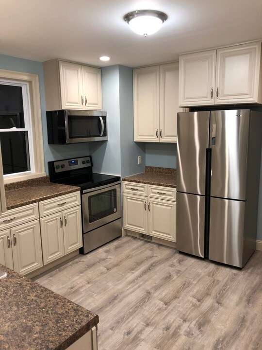 19 Pleasant St in Westfield, MA - Building Photo