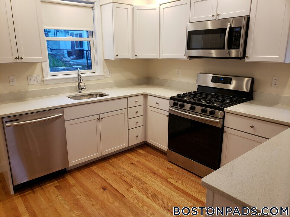 96 Waumbeck St in Boston, MA - Building Photo