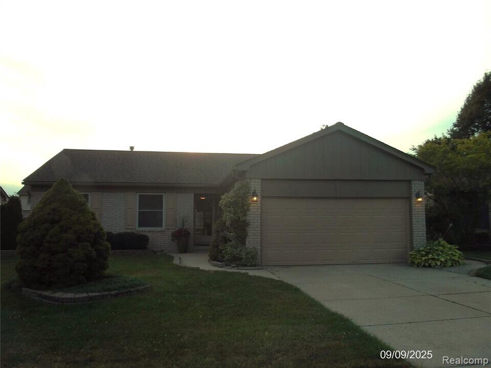 47641 Stephanie Dr in Macomb, MI - Building Photo