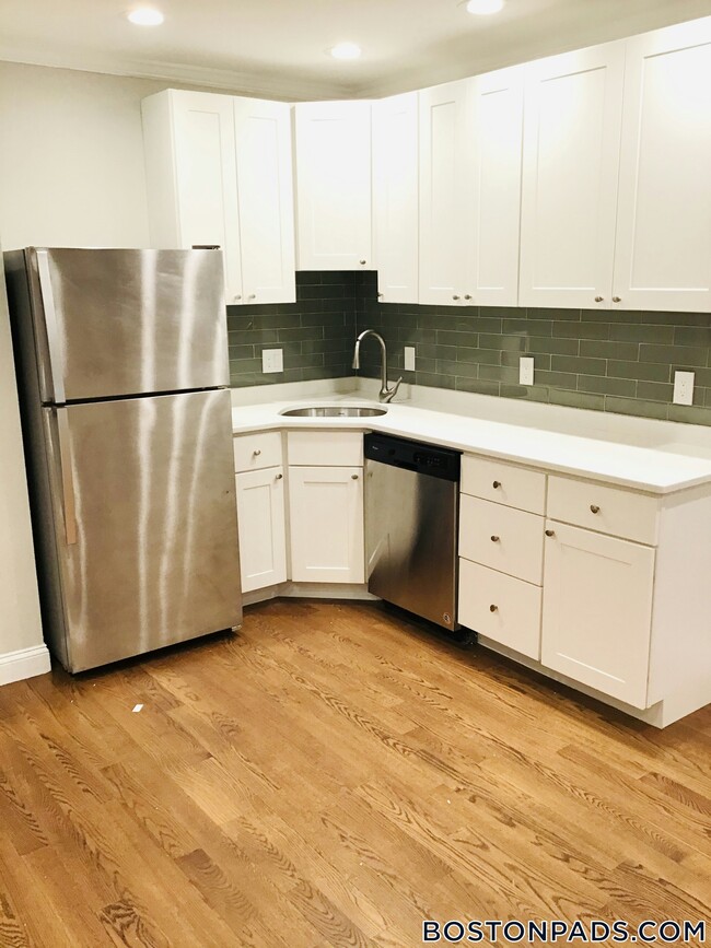 2747 Washington St, Unit 4 in Boston, MA - Foto de edificio - Building Photo