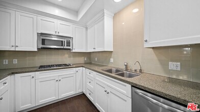 1050 S Holt Ave in Los Angeles, CA - Building Photo - Building Photo