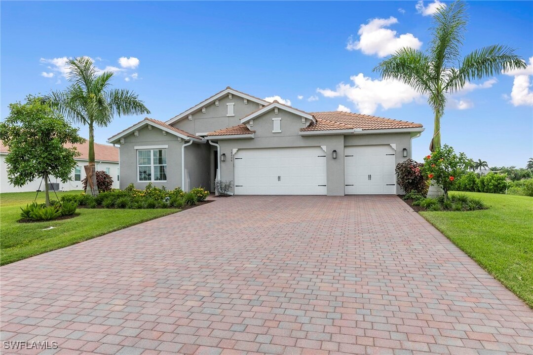 18006 Sandtrap Dr in Naples, FL - Foto de edificio