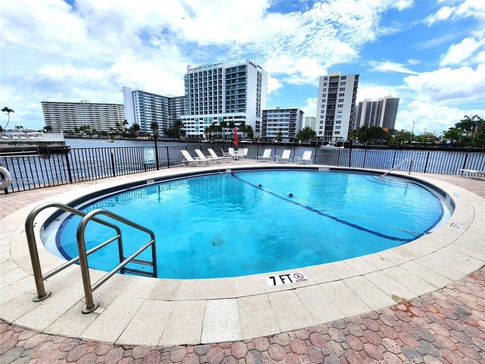 2895 NE 32nd St in Fort Lauderdale, FL - Building Photo