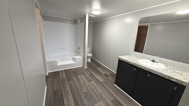 120A Parker Dr in Sanger, TX - Foto de edificio - Building Photo