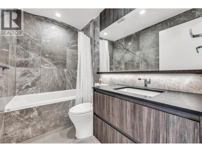 6511 Sussex Ave in Burnaby, BC - Building Photo - Building Photo