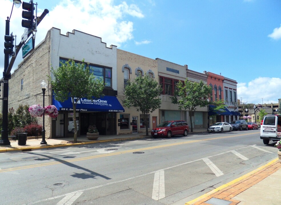 61-65 E Downer Pl in Aurora, IL - Building Photo