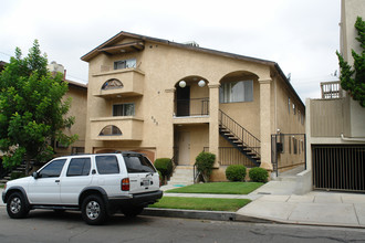 623 E Santa Anita Ave in Burbank, CA - Building Photo - Building Photo