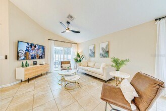 140 Rubino Dr in Davenport, FL - Foto de edificio - Building Photo