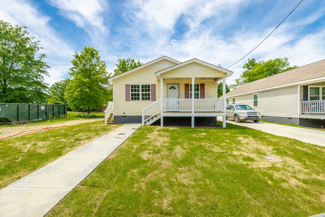 2011 S Lyerly St in Chattanooga, TN - Building Photo