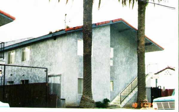 818 N Fries Ave in Los Angeles, CA - Building Photo