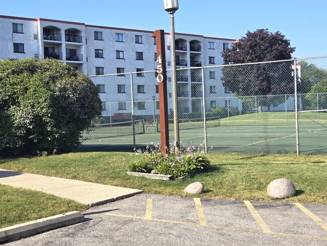 450 Plum Creek Dr, Unit 108 in Wheeling, IL - Foto de edificio - Building Photo