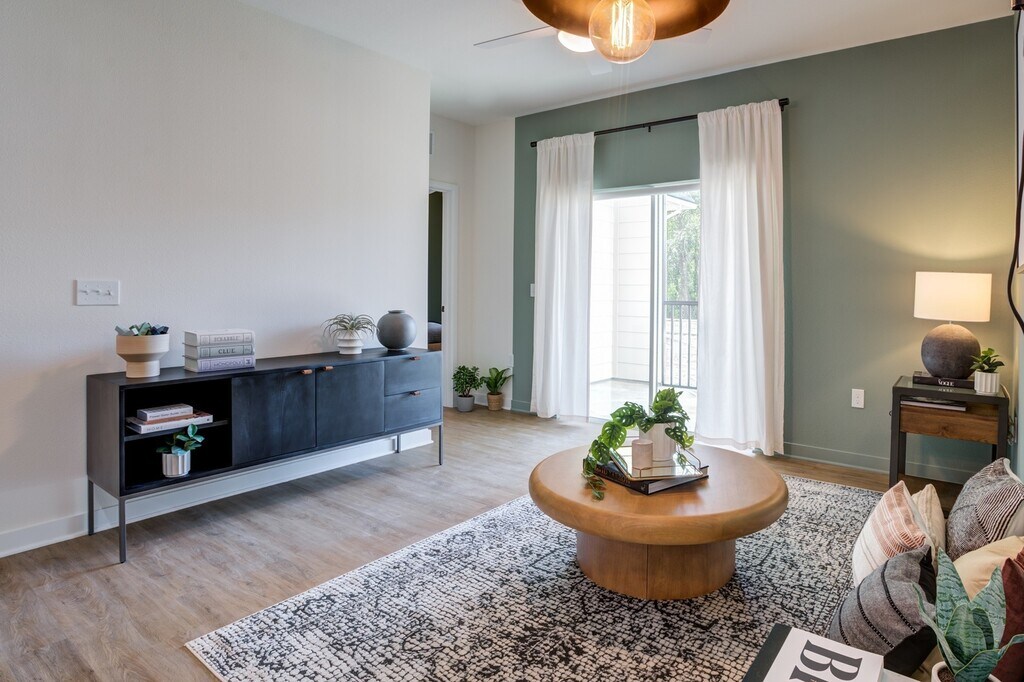 The Caroline Lakeland, FL Apartments