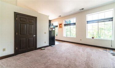 10 Summit St in East Hampton, CT - Building Photo - Building Photo