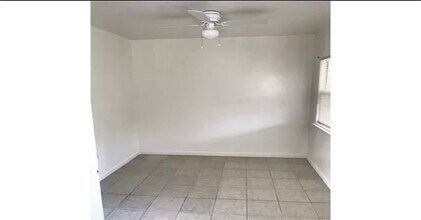 9134 S Manhattan Pl, Unit 9134 in Los Angeles, CA - Foto de edificio - Building Photo