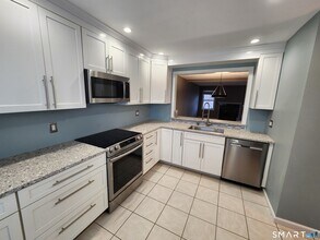 55 Mill Plain Rd in Danbury, CT - Building Photo - Building Photo