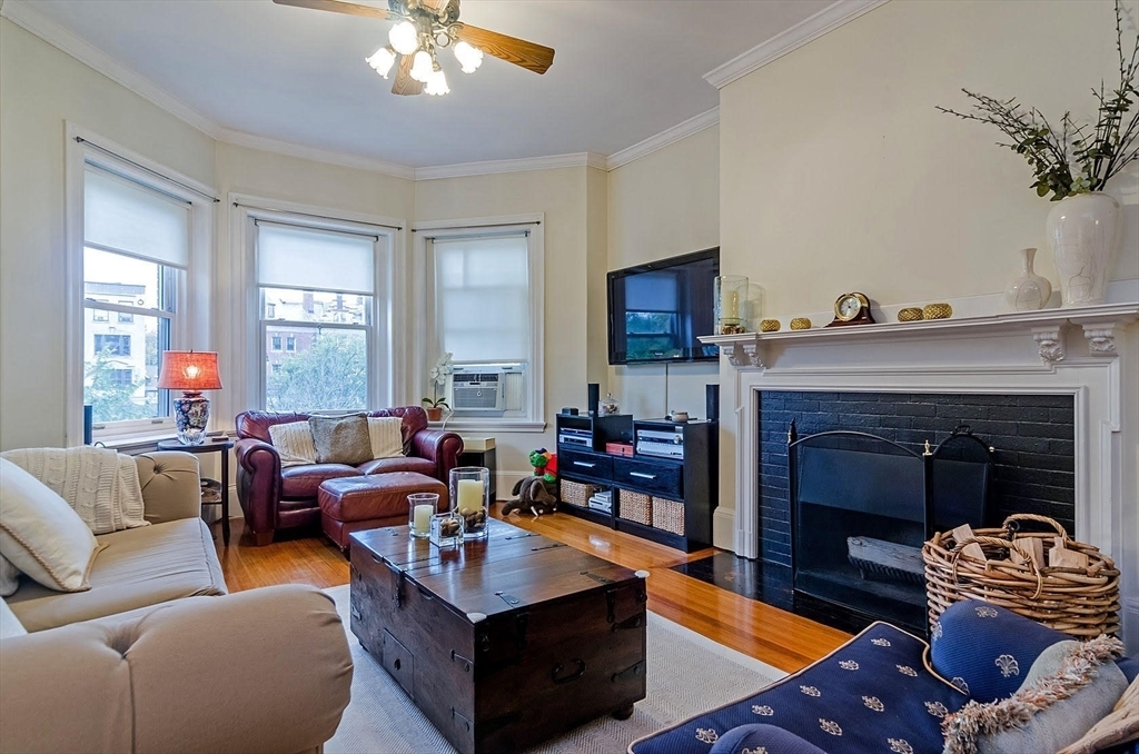 1683 Beacon St, Unit 2 in Brookline, MA - Foto de edificio