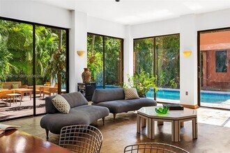 5627 Granada Blvd in Coral Gables, FL - Building Photo - Building Photo