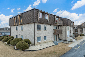 2301-2390 Bicentennial Ave in Crest Hill, IL - Building Photo - Primary Photo