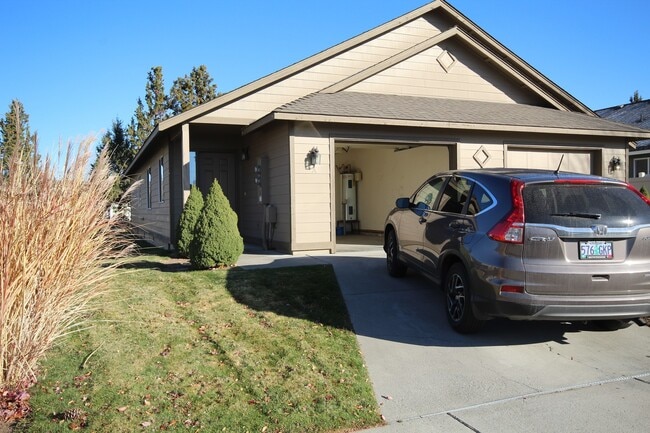 2358 NE Mary Rose Pl in Bend, OR - Building Photo - Building Photo