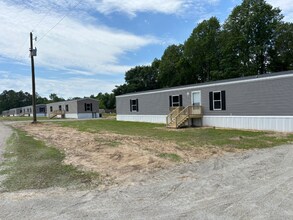 2043 Southern Crest Dr in Loris, SC - Building Photo - Building Photo