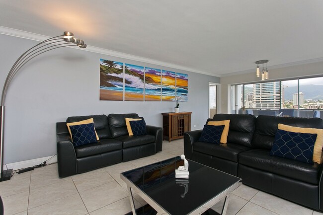 2015 Ala Wai Blvd in Honolulu, HI - Building Photo - Building Photo