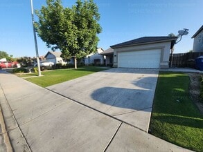 812 Bora Bora Ln in Bakersfield, CA - Building Photo - Building Photo