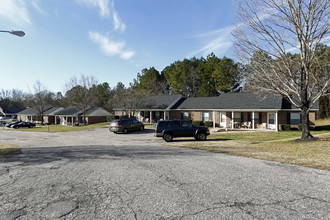 Country Club Apartments in Raleigh, NC - Building Photo - Building Photo