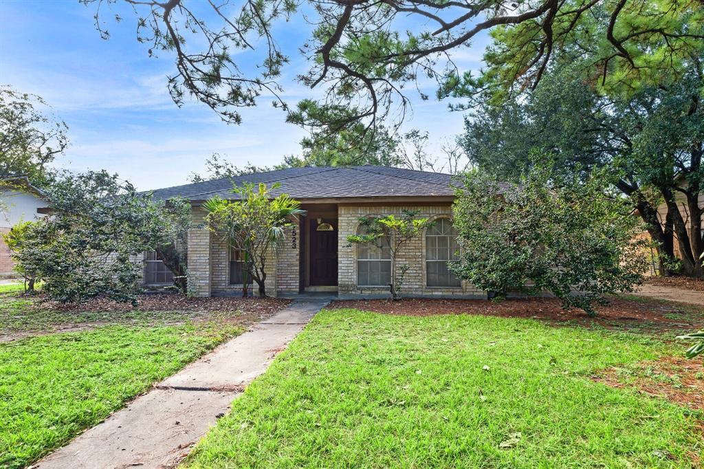 7523 Antoine Dr in Houston, TX - Building Photo