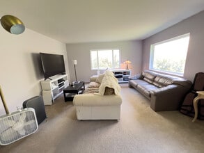 13355 N Madison Ave NE in Bainbridge Island, WA - Foto de edificio - Building Photo