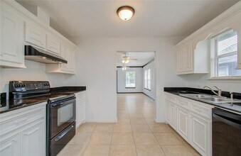 5319 Bell St in Houston, TX - Foto de edificio - Building Photo