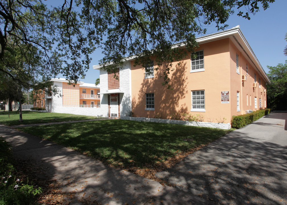 Gables Walk Apartments in Coral Gables, FL - Building Photo