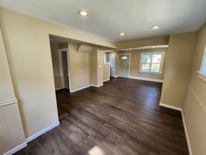 5161 Greenhurst Dr in Maple Heights, OH - Building Photo - Building Photo