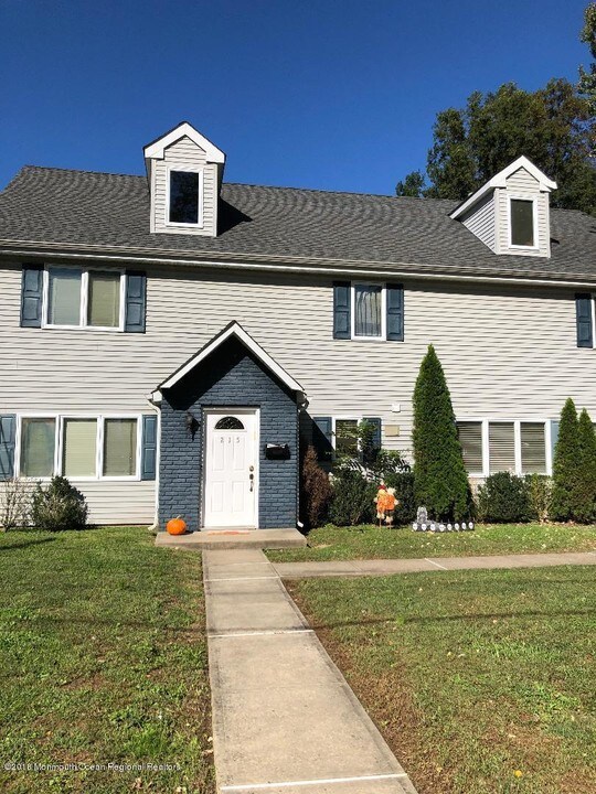 215 Castlewall Ave in Long Branch, NJ - Building Photo