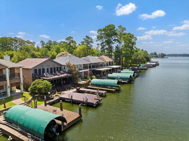 3227 Poe Dr in Montgomery, TX - Foto de edificio - Building Photo