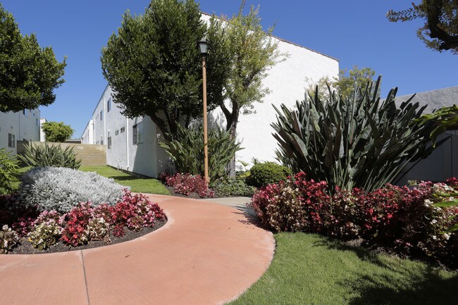 Las Casas Apartments in Tustin, CA - Foto de edificio - Building Photo