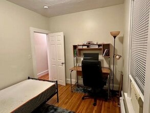 366 Crescent St, Unit 1RB in Waltham, MA - Foto de edificio - Building Photo