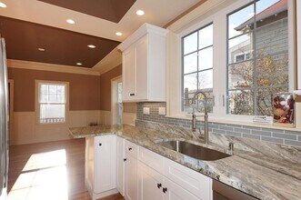 276 Waverley Ave, Unit 1 in Watertown, MA - Foto de edificio - Building Photo