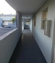 9355 Fontainebleau Blvd in Miami, FL - Building Photo - Building Photo