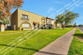 2964 E Clarendon Ave in Phoenix, AZ - Foto de edificio - Building Photo