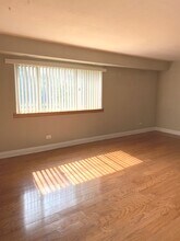 650 Perrie Dr-Unit -202 in Elk Grove Village, IL - Foto de edificio - Building Photo